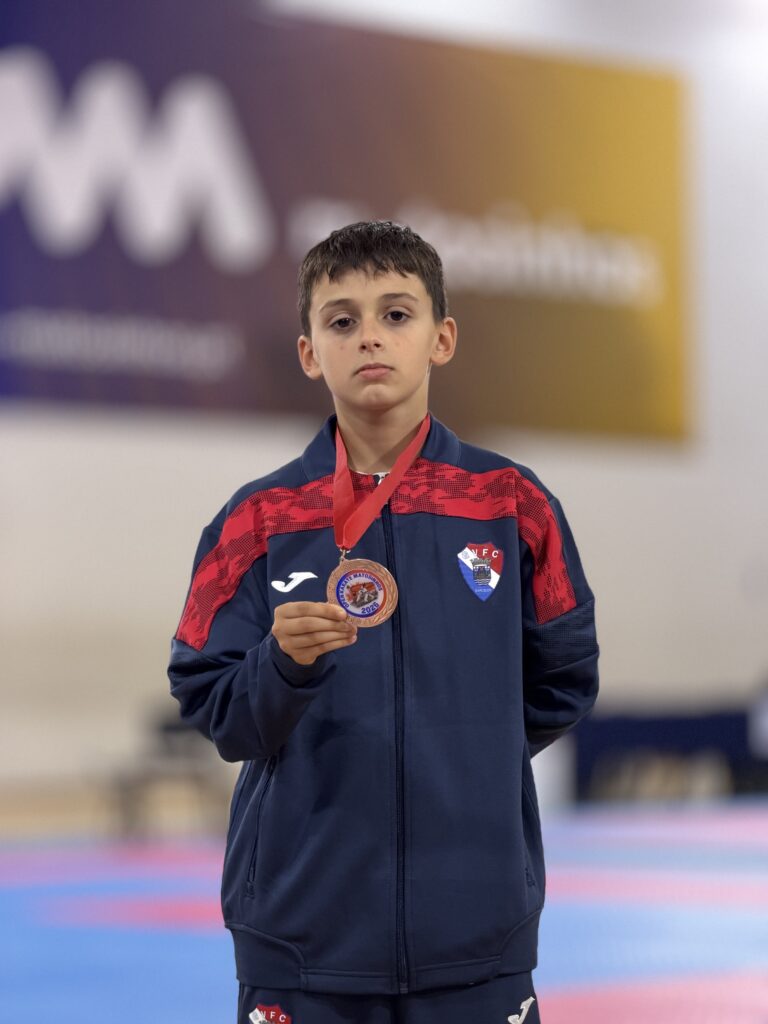 Jovem atleta do Gil Vicente FC/AKASB com a medalha de bronze do Open de Karate de Matosinhos