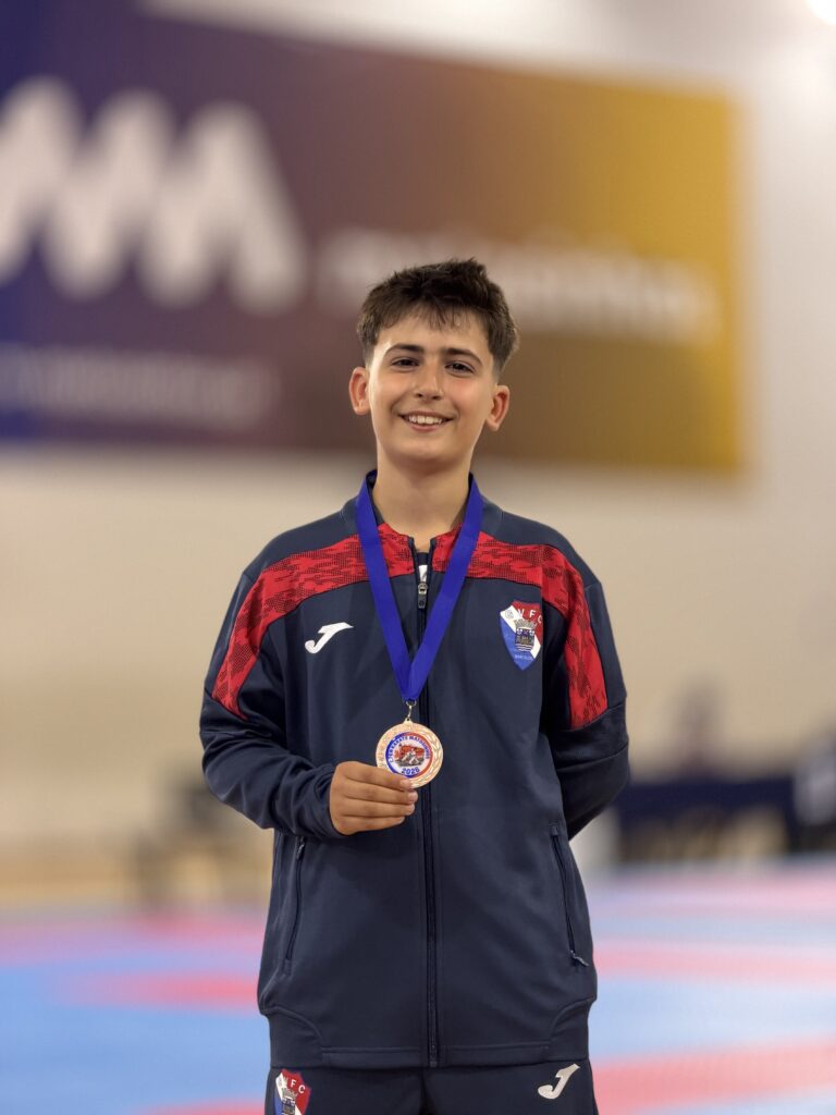 Jovem atleta do Gil Vicente FC/AKASB, sorridente, com a medalha de bronze do Open de Karate de Matosinhos