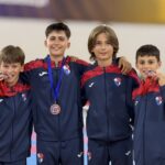 Quatro jovens atletas do Gil Vicente FC/AKASB, de fato de treino do clube, com medalhas do Open de Karate de Matosinhos