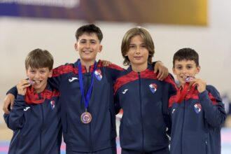 Quatro jovens atletas do Gil Vicente FC/AKASB, de fato de treino do clube, com medalhas do Open de Karate de Matosinhos