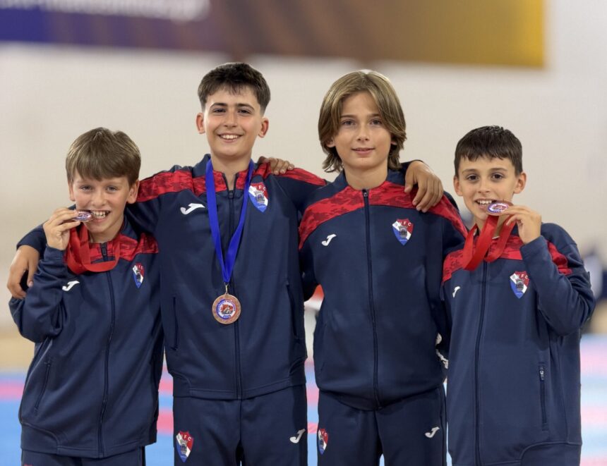 Quatro jovens atletas do Gil Vicente FC/AKASB, de fato de treino do clube, com medalhas do Open de Karate de Matosinhos