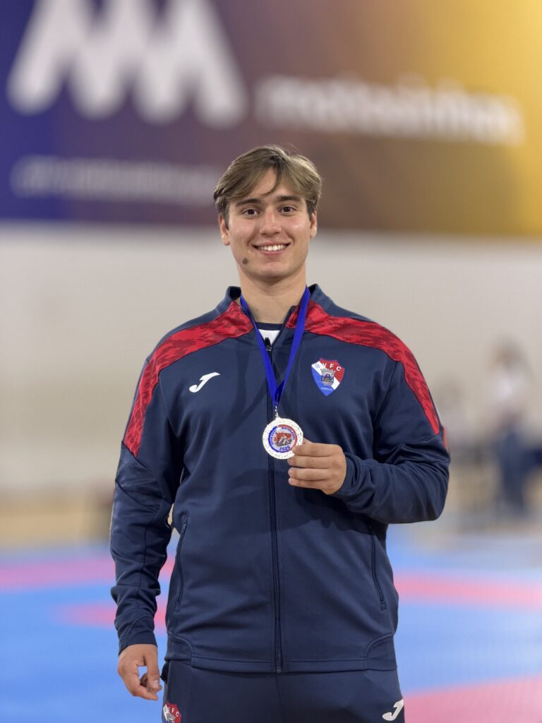 Atleta do Gil Vicente FC/AKASB com a medalha de prata do Open de Karate de Matosinhos
