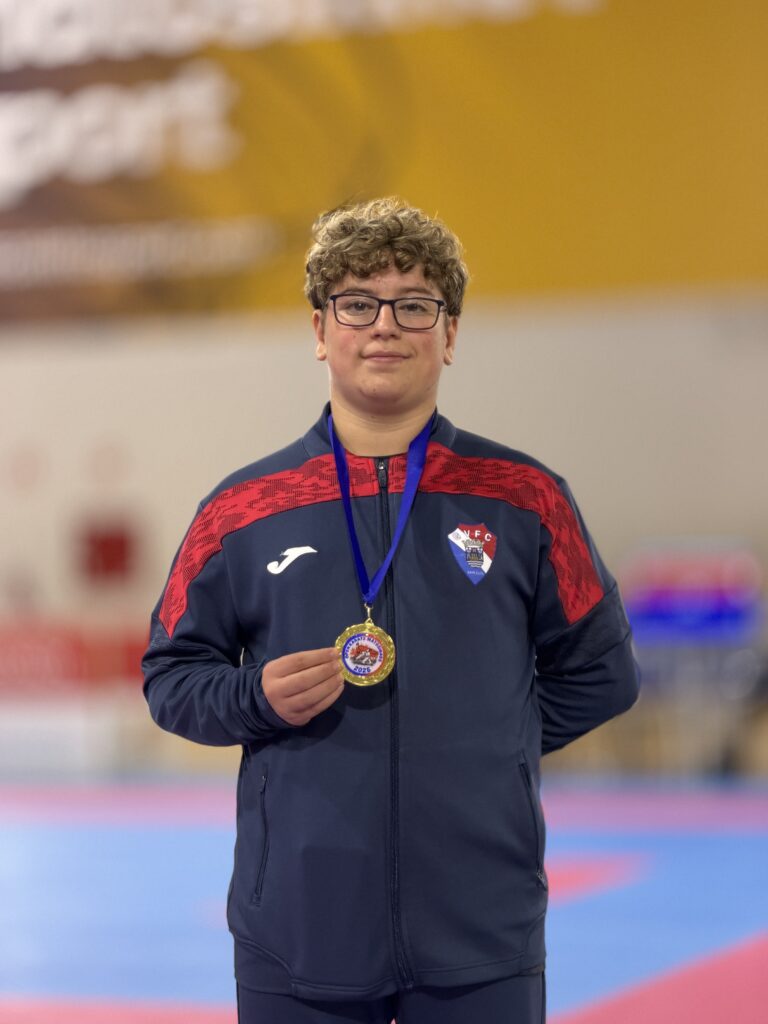 Atleta do Gil Vicente FC/AKASB com a medalha de ouro do Open de Karate de Matosinhos