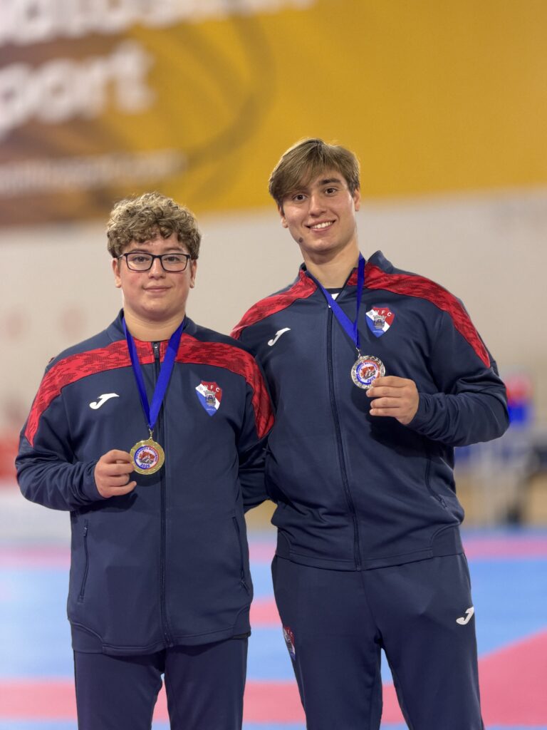 Dois atletas do Gil Vicente FC/AKASB com as medalhas de ouro e de prata do Open de Karate de Matosinhos