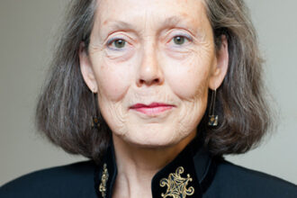 Literatura Tres obras ineditas de Anne Carson chegam as livrarias portuguesas ate ao inicio de 2027