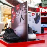 Sapatilhas expostas no espaço vermelho da marca Fiber, num centro comercial