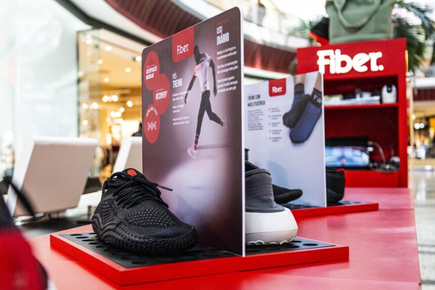 Matosinhos: Marca Fiber estreia-se na Europa no NorteShopping Sapatilhas expostas no espaço vermelho da marca Fiber, num centro comercial