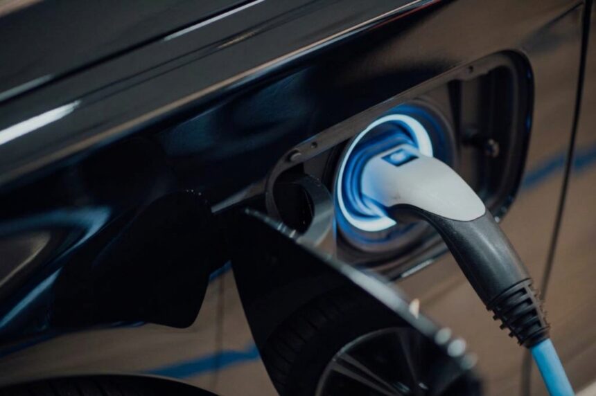 Novo apoio à compra de elétricos abrange mais de 1,5 milhões de pessoas Novo apoio a compra de eletricos abrange mais de 15 milhoes de pessoas