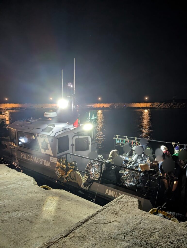 Polícia Marítima resgata 35 migrantes a sul da ilha de Gavdos na Grécia Policia Maritima resgata 35 migrantes a sul da ilha de Gavdos na Grecia 1