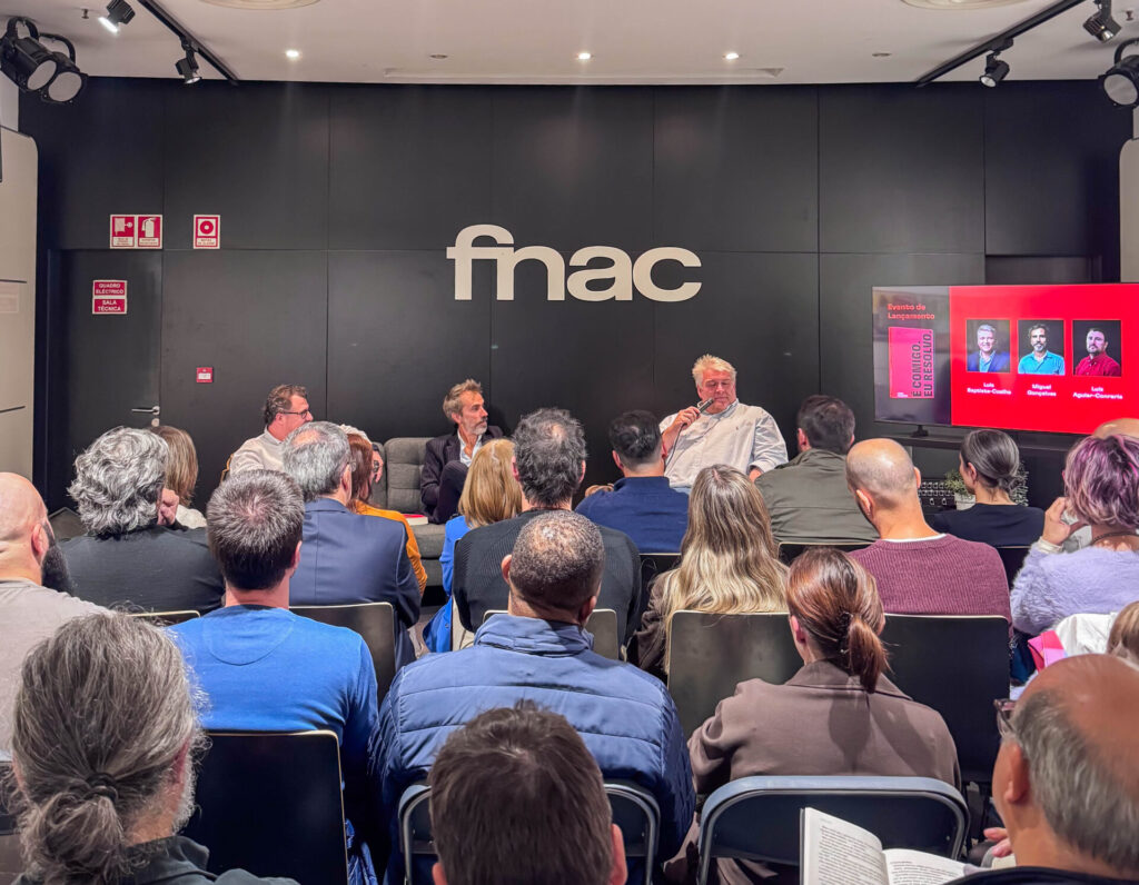 Literatura: Miguel Gonçalves junta uma centena de pessoas no lançamento do livro «É Comigo. Eu Resolvo.» em Braga Sala scaled e1793016559313