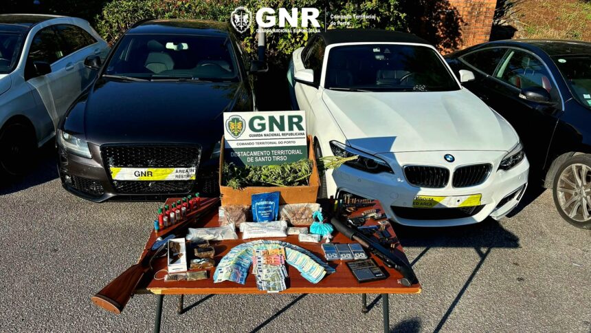 Santo Tirso: GNR detém nove homens e apreende milhares de doses de droga e armas de fogo Santo Tirso GNR detém nove homens e apreende milhares de doses de droga e armas de fogo