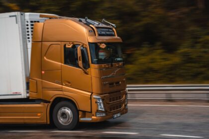 Transporte de produtos refrigerados como garantir a cadeia de frio do armazem ate ao cliente