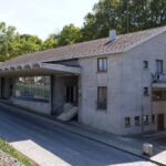 Edifício da Antiga Alfândega de Valença, em pedra, junto a uma rua empedrada