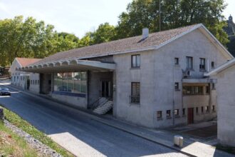 Edifício da Antiga Alfândega de Valença, em pedra, junto a uma rua empedrada