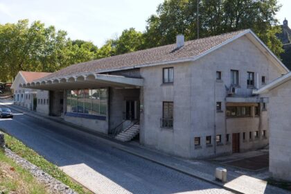 Edifício da Antiga Alfândega de Valença, em pedra, junto a uma rua empedrada