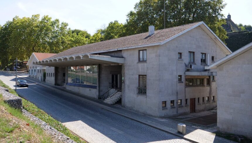 Valença: Município promove sessão sobre burlas para seniores Edifício da Antiga Alfândega de Valença, em pedra, junto a uma rua empedrada