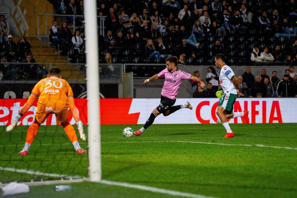 Futebol: Vitória SC goleia Marítimo (5-0) e afasta-se da zona perigosa Vitoria sc vence Maritimo