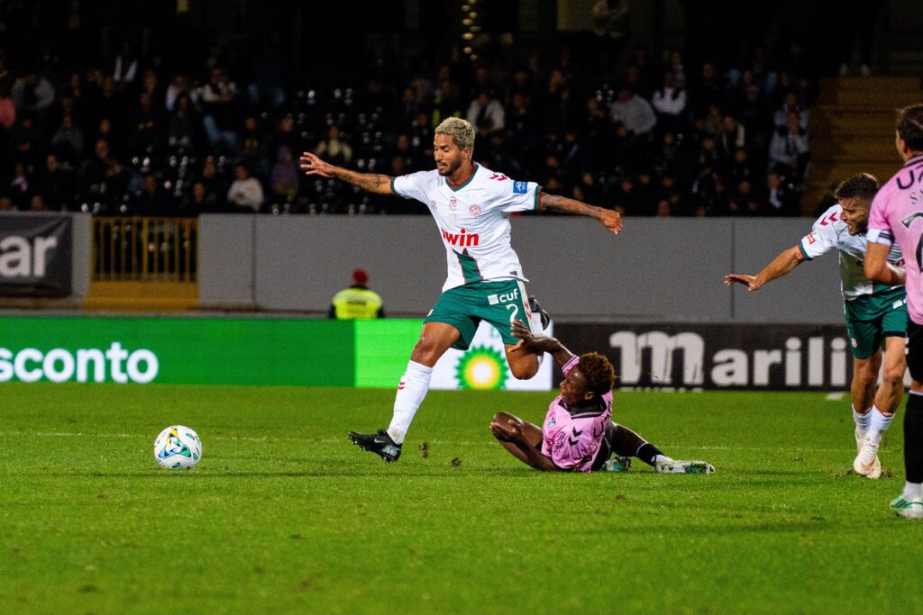 Futebol: Vitória SC goleia Marítimo (5-0) e afasta-se da zona perigosa Vitoria sc vence Maritimo