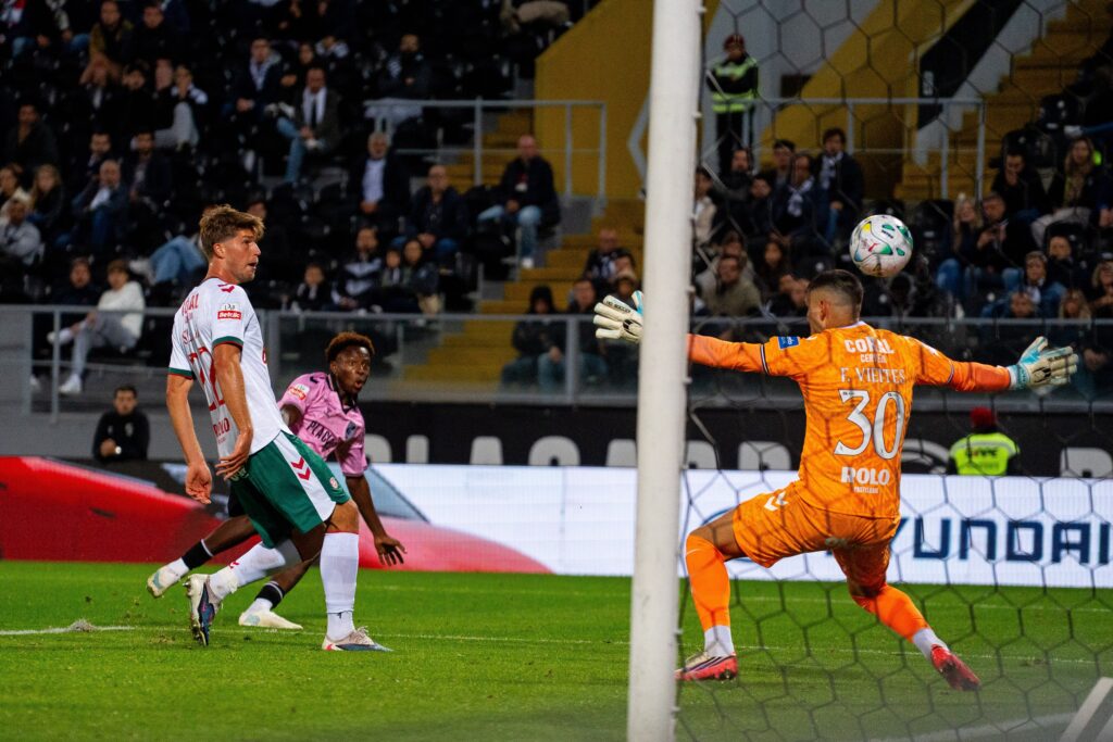 Futebol: Vitória SC goleia Marítimo (5-0) e afasta-se da zona perigosa Vitoria sc vence Maritimo