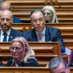O deputado Carlos Barbosa a intervir na sua bancada, na Assembleia da República