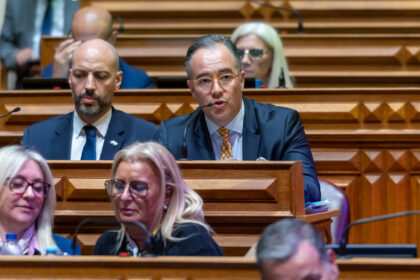 O deputado Carlos Barbosa a intervir na sua bancada, na Assembleia da República