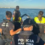 Elementos da Polícia Marítima e da Polícia Municipal a bordo de uma embarcação semirrígida