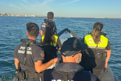 Elementos da Polícia Marítima e da Polícia Municipal a bordo de uma embarcação semirrígida