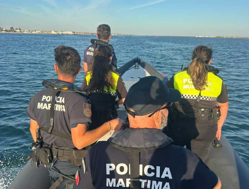 Elementos da Polícia Marítima e da Polícia Municipal a bordo de uma embarcação semirrígida