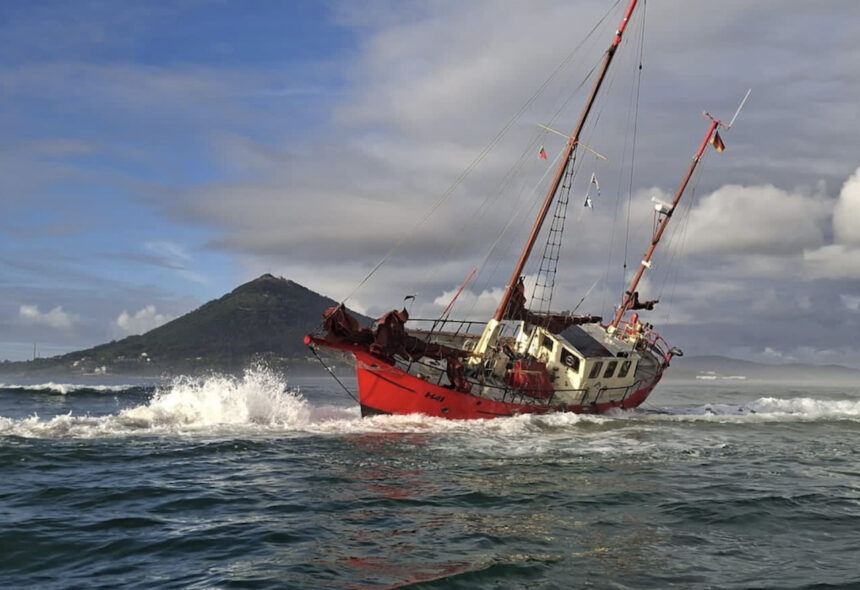 Alto Minho: Três alemães resgatados após veleiro entrar em dificuldades junto à barra de Caminha veleiro caminha